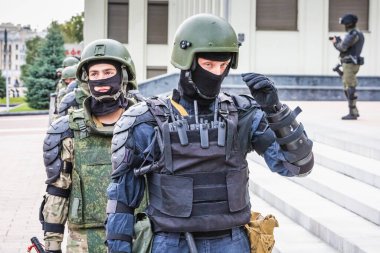 Beyaz Rusya, Minsk 'teki hileli seçimlere karşı barışçıl protesto sırasında Hükümet Binası yakınlarındaki ana Bağımsızlık Meydanı' ndaki askerler. Minsk, Belarus - 15 Ağustos 2020.