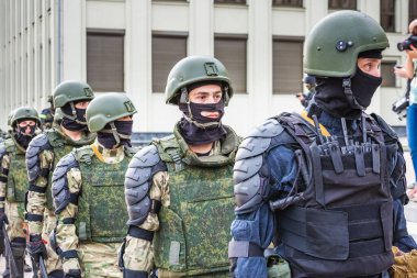 Beyaz Rusya, Minsk 'teki hileli seçimlere karşı barışçıl protesto sırasında Hükümet Binası yakınlarındaki ana Bağımsızlık Meydanı' ndaki askerler. Minsk, Belarus - 15 Ağustos 2020.