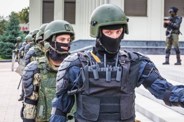 Beyaz Rusya, Minsk 'teki hileli seçimlere karşı barışçıl protesto sırasında Hükümet Binası yakınlarındaki ana Bağımsızlık Meydanı' ndaki askerler. Minsk, Belarus - 15 Ağustos 2020.