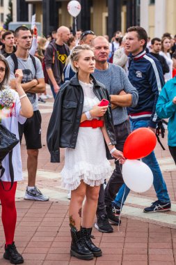 Beyaz Rusya, Minsk 'teki hileli seçimlere karşı barışçıl protesto sırasında Hükümet Binası yakınlarındaki ana Bağımsızlık Meydanı' ndaki protestocular. Minsk, Belarus - 15 Ağustos 2020.