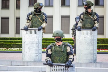 Beyaz Rusya, Minsk 'teki hileli seçimlere karşı barışçıl protesto sırasında Hükümet Binası yakınlarındaki ana Bağımsızlık Meydanı' ndaki askerler. Minsk, Belarus - 15 Ağustos 2020.
