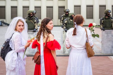 Beyaz Rusya, Minsk 'teki hileli seçimlere karşı barışçıl protesto sırasında Hükümet Binası yakınlarındaki ana Bağımsızlık Meydanı' nda askerler ve sanatçılar. Minsk, Belarus - 15 Ağustos 2020.