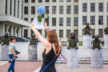 Beyaz Rusya, Minsk 'teki hileli seçimlere karşı barışçıl protesto sırasında Hükümet Binası yakınlarındaki ana Bağımsızlık Meydanı' nda askerler ve sanatçılar. Minsk, Belarus - 15 Ağustos 2020.