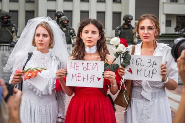 Beyaz Rusya, Minsk 'teki hileli seçimlere karşı barışçıl protesto sırasında Hükümet Binası yakınlarındaki ana Bağımsızlık Meydanı' nda askerler ve sanatçılar. Minsk, Belarus - 15 Ağustos 2020.