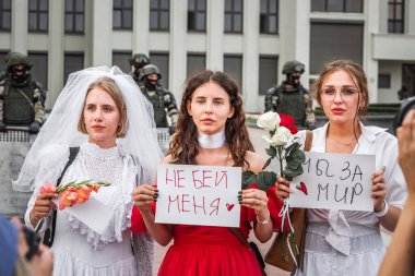 Beyaz Rusya, Minsk 'teki hileli seçimlere karşı barışçıl protesto sırasında Hükümet Binası yakınlarındaki ana Bağımsızlık Meydanı' nda askerler ve sanatçılar. Minsk, Belarus - 15 Ağustos 2020.
