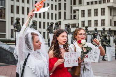 Beyaz Rusya, Minsk 'teki hileli seçimlere karşı barışçıl protesto sırasında Hükümet Binası yakınlarındaki ana Bağımsızlık Meydanı' nda askerler ve sanatçılar. Minsk, Belarus - 15 Ağustos 2020.