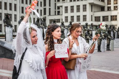 Beyaz Rusya, Minsk 'teki hileli seçimlere karşı barışçıl protesto sırasında Hükümet Binası yakınlarındaki ana Bağımsızlık Meydanı' nda askerler ve sanatçılar. Minsk, Belarus - 15 Ağustos 2020.