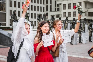 Beyaz Rusya, Minsk 'teki hileli seçimlere karşı barışçıl protesto sırasında Hükümet Binası yakınlarındaki ana Bağımsızlık Meydanı' nda askerler ve sanatçılar. Minsk, Belarus - 15 Ağustos 2020.