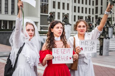Beyaz Rusya, Minsk 'teki hileli seçimlere karşı barışçıl protesto sırasında Hükümet Binası yakınlarındaki ana Bağımsızlık Meydanı' nda askerler ve sanatçılar. Minsk, Belarus - 15 Ağustos 2020.