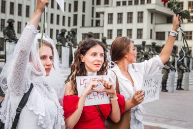 Beyaz Rusya, Minsk 'teki hileli seçimlere karşı barışçıl protesto sırasında Hükümet Binası yakınlarındaki ana Bağımsızlık Meydanı' nda askerler ve sanatçılar. Minsk, Belarus - 15 Ağustos 2020.