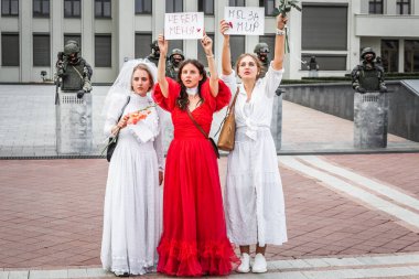 Beyaz Rusya, Minsk 'teki hileli seçimlere karşı barışçıl protesto sırasında Hükümet Binası yakınlarındaki ana Bağımsızlık Meydanı' nda askerler ve sanatçılar. Minsk, Belarus - 15 Ağustos 2020.