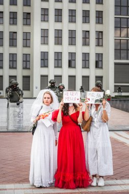 Beyaz Rusya, Minsk 'teki hileli seçimlere karşı barışçıl protesto sırasında Hükümet Binası yakınlarındaki ana Bağımsızlık Meydanı' nda askerler ve sanatçılar. Minsk, Belarus - 15 Ağustos 2020.