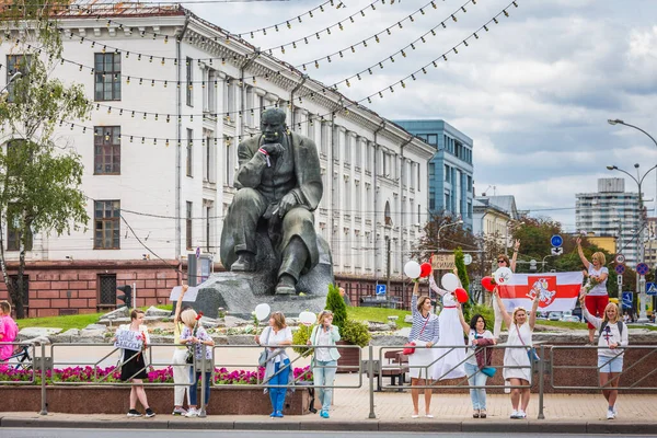 Människor Som Håller Blommor Fredliga Protester Mot Stulna Presidentval Minsk — Stockfoto