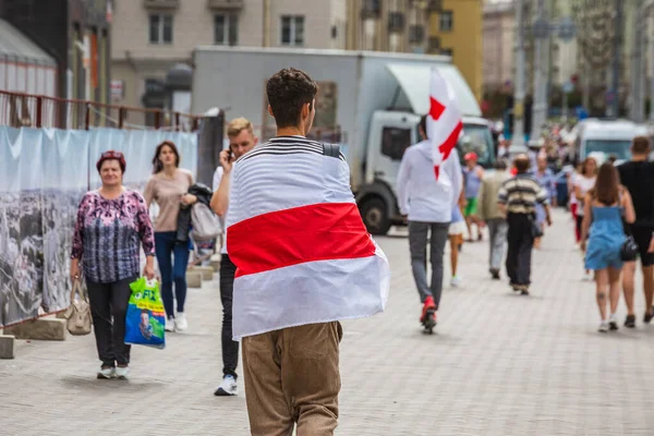 Людина Носить Прапор Під Час Мирних Протестів Проти Викрадених Президентських — стокове фото