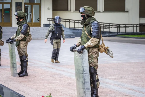 Beyaz Rusya, Minsk 'teki hileli seçimlere karşı barışçıl protesto sırasında Hükümet Binası yakınlarındaki ana Bağımsızlık Meydanı' ndaki askerler. Minsk, Belarus - 15 Ağustos 2020.