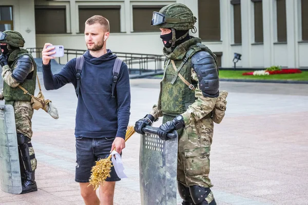 Soldaten Het Belangrijkste Onafhankelijkheidsplein Buurt Van Het Regeringshuis Tijdens Vreedzaam — Stockfoto