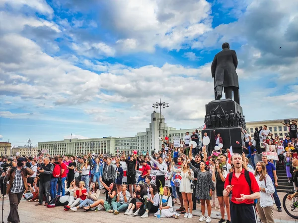 Beyaz Rusya, Minsk 'teki hileli seçimlere karşı barışçıl protesto sırasında Hükümet Binası yakınlarındaki ana Bağımsızlık Meydanı' ndaki protestocular. Minsk, Belarus - 15 Ağustos 2020.