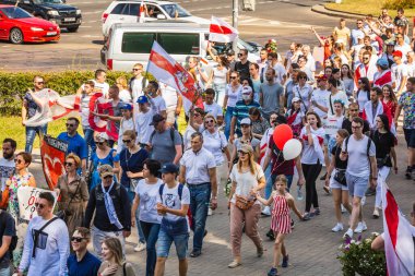 Beyaz Rusya tarihinin en büyük barışçıl protestoları sırasında mutlu insanlar Minsk, Belarus 'taki hileli başkanlık seçimlerine karşı. Minsk, Belarus - 16 Ağustos 2020.