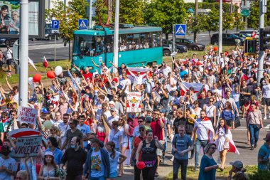 Beyaz Rusya tarihinin en büyük barışçıl protestoları sırasında mutlu insanlar Minsk, Belarus 'taki hileli başkanlık seçimlerine karşı. Minsk, Belarus - 16 Ağustos 2020.