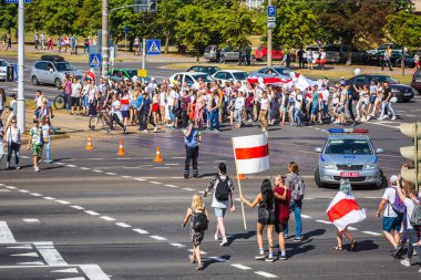 Beyaz Rusya tarihinin en büyük barışçıl protestoları sırasında mutlu insanlar Minsk, Belarus 'taki hileli başkanlık seçimlerine karşı. Minsk, Belarus - 16 Ağustos 2020.