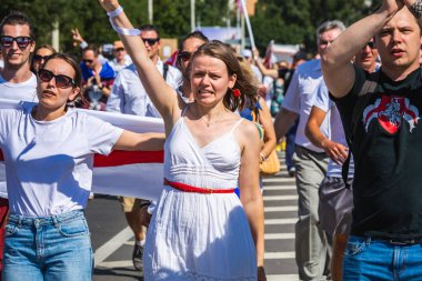 Beyaz Rusya tarihinin en büyük barışçıl protestoları sırasında mutlu insanlar Minsk, Belarus 'taki hileli başkanlık seçimlerine karşı. Minsk, Belarus - 16 Ağustos 2020.
