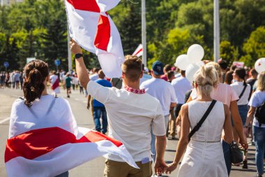 Beyaz Rusya tarihinin en büyük barışçıl protestoları sırasında mutlu insanlar Minsk, Belarus 'taki hileli başkanlık seçimlerine karşı. Minsk, Belarus - 16 Ağustos 2020.