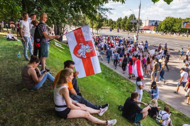Beyaz Rusya tarihinin en büyük barışçıl protestoları sırasında mutlu insanlar Minsk, Belarus 'taki hileli başkanlık seçimlerine karşı. Minsk, Belarus - 16 Ağustos 2020.