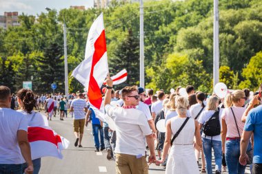 Beyaz Rusya tarihinin en büyük barışçıl protestoları sırasında mutlu insanlar Minsk, Belarus 'taki hileli başkanlık seçimlerine karşı. Minsk, Belarus - 16 Ağustos 2020.