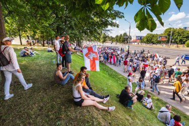 Beyaz Rusya tarihinin en büyük barışçıl protestoları sırasında mutlu insanlar Minsk, Belarus 'taki hileli başkanlık seçimlerine karşı. Minsk, Belarus - 16 Ağustos 2020.