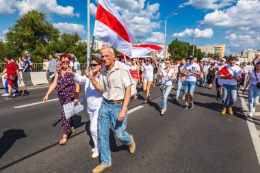 Beyaz Rusya tarihinin en büyük barışçıl protestoları sırasında mutlu insanlar Minsk, Belarus 'taki hileli başkanlık seçimlerine karşı. Minsk, Belarus - 16 Ağustos 2020.