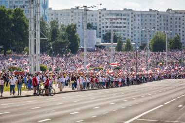 Beyaz Rusya tarihinin en büyük barışçıl protestoları sırasında mutlu insanlar Minsk, Belarus 'taki hileli başkanlık seçimlerine karşı. Minsk, Belarus - 16 Ağustos 2020.