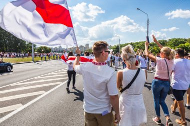Beyaz Rusya tarihinin en büyük barışçıl protestoları sırasında mutlu insanlar Minsk, Belarus 'taki hileli başkanlık seçimlerine karşı. Minsk, Belarus - 16 Ağustos 2020.