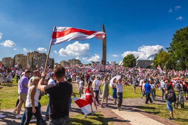 Beyaz Rusya tarihinin en büyük barışçıl protestoları sırasında mutlu insanlar Minsk, Belarus 'taki hileli başkanlık seçimlerine karşı. Minsk, Belarus - 16 Ağustos 2020.
