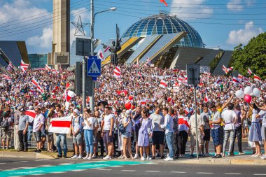 Beyaz Rusya tarihinin en büyük barışçıl protestoları sırasında mutlu insanlar Minsk, Belarus 'taki hileli başkanlık seçimlerine karşı. Minsk, Belarus - 16 Ağustos 2020.