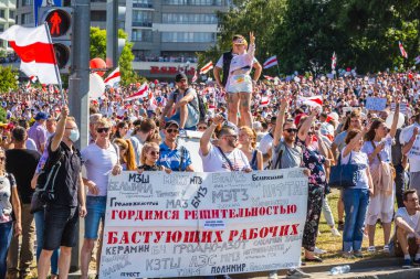 Beyaz Rusya tarihinin en büyük barışçıl protestoları sırasında mutlu insanlar Minsk, Belarus 'taki hileli başkanlık seçimlerine karşı. Minsk, Belarus - 16 Ağustos 2020.