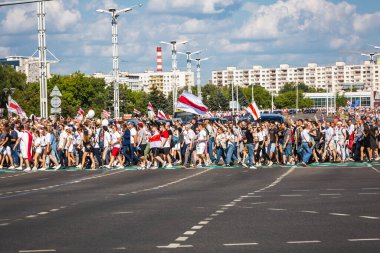 Beyaz Rusya tarihinin en büyük barışçıl protestoları sırasında mutlu insanlar Minsk, Belarus 'taki hileli başkanlık seçimlerine karşı. Minsk, Belarus - 16 Ağustos 2020.