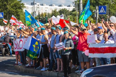 Beyaz Rusya tarihinin en büyük barışçıl protestoları sırasında mutlu insanlar Minsk, Belarus 'taki hileli başkanlık seçimlerine karşı. Minsk, Belarus - 16 Ağustos 2020.