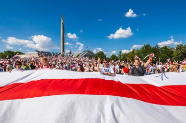 Beyaz Rusya tarihinin en büyük barışçıl protestoları sırasında mutlu insanlar Minsk, Belarus 'taki hileli başkanlık seçimlerine karşı. Minsk, Belarus - 16 Ağustos 2020.