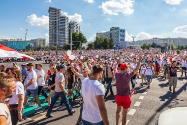 Beyaz Rusya tarihinin en büyük barışçıl protestoları sırasında mutlu insanlar Minsk, Belarus 'taki hileli başkanlık seçimlerine karşı. Minsk, Belarus - 16 Ağustos 2020.