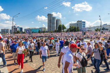 Beyaz Rusya tarihinin en büyük barışçıl protestoları sırasında mutlu insanlar Minsk, Belarus 'taki hileli başkanlık seçimlerine karşı. Minsk, Belarus - 16 Ağustos 2020.