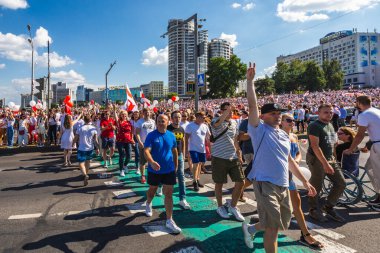 Beyaz Rusya tarihinin en büyük barışçıl protestoları sırasında mutlu insanlar Minsk, Belarus 'taki hileli başkanlık seçimlerine karşı. Minsk, Belarus - 16 Ağustos 2020.