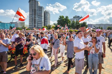 Beyaz Rusya tarihinin en büyük barışçıl protestoları sırasında mutlu insanlar Minsk, Belarus 'taki hileli başkanlık seçimlerine karşı. Minsk, Belarus - 16 Ağustos 2020.