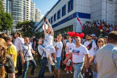 Beyaz Rusya tarihinin en büyük barışçıl protestoları sırasında mutlu insanlar Minsk, Belarus 'taki hileli başkanlık seçimlerine karşı. Minsk, Belarus - 16 Ağustos 2020.