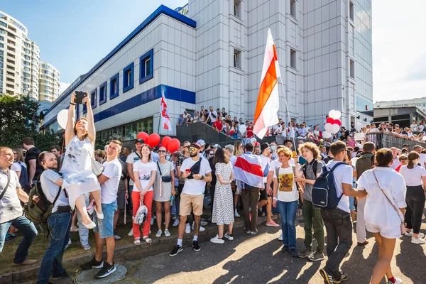 Beyaz Rusya tarihinin en büyük barışçıl protestoları sırasında mutlu insanlar Minsk, Belarus 'taki hileli başkanlık seçimlerine karşı. Minsk, Belarus - 16 Ağustos 2020.