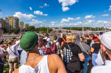 Beyaz Rusya tarihinin en büyük barışçıl protestoları sırasında mutlu insanlar Minsk, Belarus 'taki hileli başkanlık seçimlerine karşı. Minsk, Belarus - 16 Ağustos 2020.