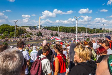 Beyaz Rusya tarihinin en büyük barışçıl protestoları sırasında mutlu insanlar Minsk, Belarus 'taki hileli başkanlık seçimlerine karşı. Minsk, Belarus - 16 Ağustos 2020.