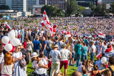 Beyaz Rusya tarihinin en büyük barışçıl protestoları sırasında mutlu insanlar Minsk, Belarus 'taki hileli başkanlık seçimlerine karşı. Minsk, Belarus - 16 Ağustos 2020.