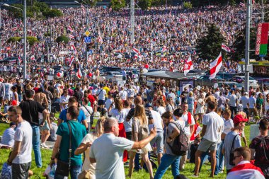 Beyaz Rusya tarihinin en büyük barışçıl protestoları sırasında mutlu insanlar Minsk, Belarus 'taki hileli başkanlık seçimlerine karşı. Minsk, Belarus - 16 Ağustos 2020.