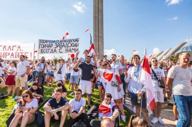 Beyaz Rusya tarihinin en büyük barışçıl protestoları sırasında mutlu insanlar Minsk, Belarus 'taki hileli başkanlık seçimlerine karşı. Minsk, Belarus - 16 Ağustos 2020.