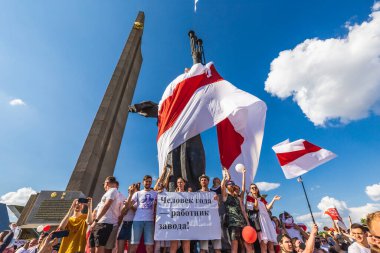 Beyaz Rusya tarihinin en büyük barışçıl protestoları sırasında Beyaz Rusya, Minsk 'teki hileli başkanlık seçimlerine karşı heykel fırlatmak. Minsk, Belarus - 16 Ağustos 2020.
